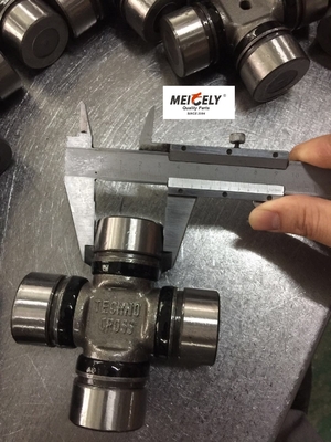 ชิ้นส่วนรถบรรทุก Universal Joint Assembly 40Cr วัสดุเหล็กโครเมียม
